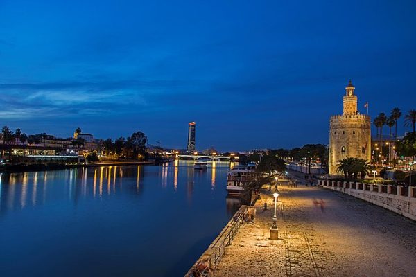 Torre_oro_y_rio_ La Torre del Oro de Sevilla