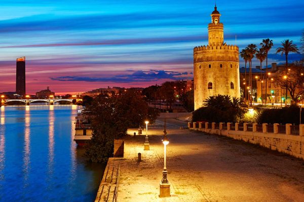 la-guiralda-Sevilla-tour-y-guias La torre del oro | La Giralda de Sevilla Guías & Tours | Seville Guides & Tours | Sevilla de noche